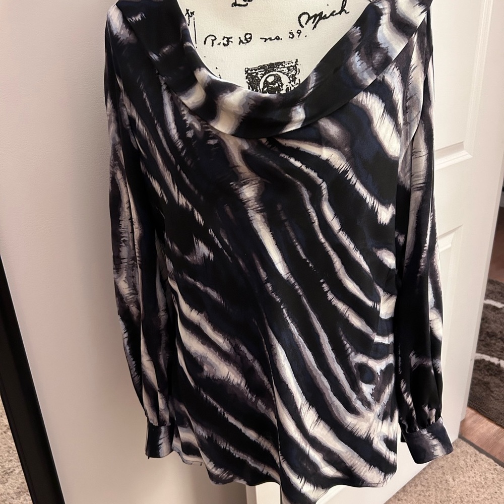 ST John 95% Silk long sleeve top